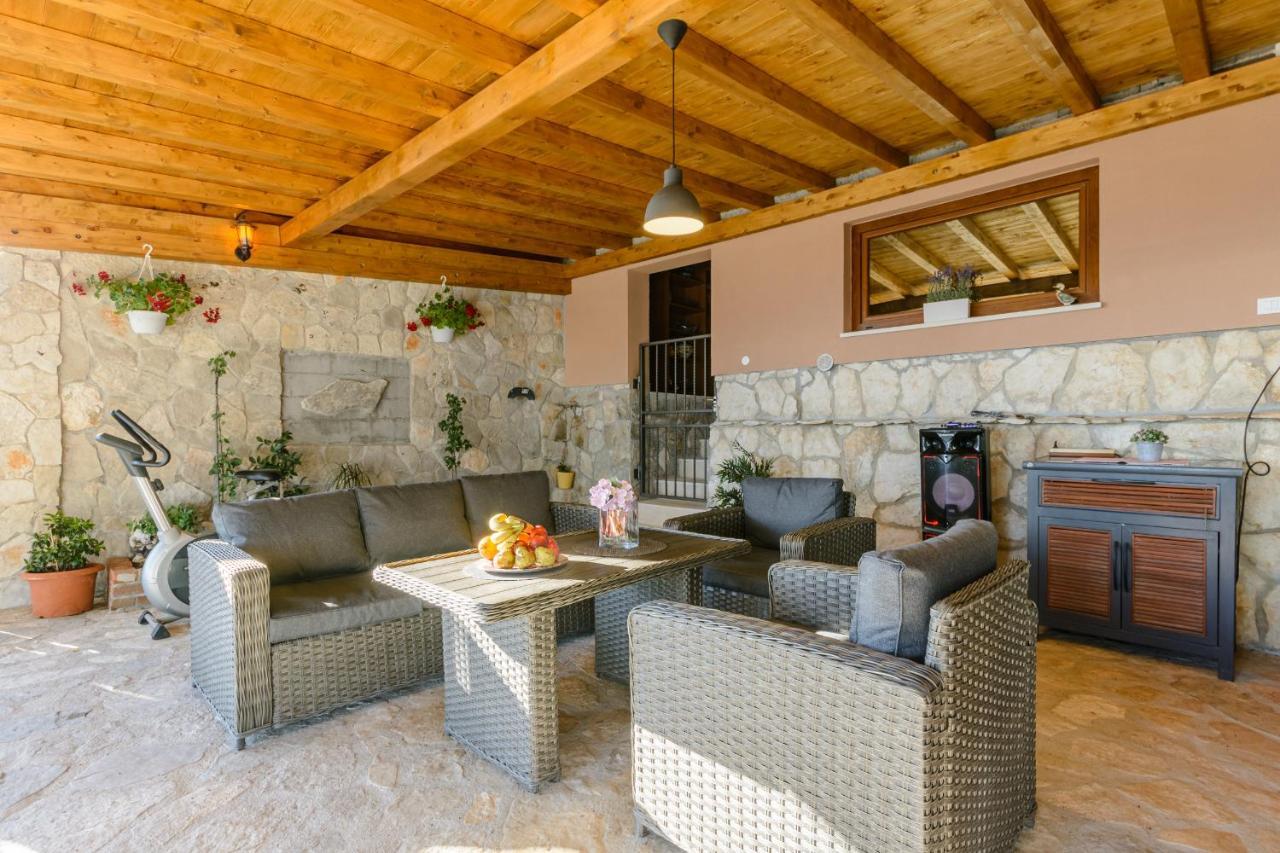 Villa Secluded Paradise 오미스 외부 사진
